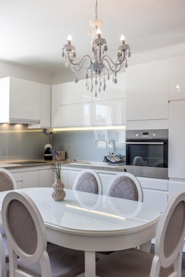 Central Park Apartment With Terrace Split Bagian luar foto