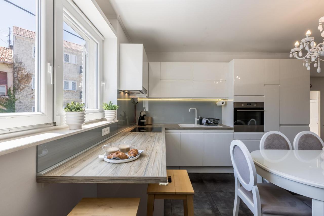 Central Park Apartment With Terrace Split Bagian luar foto